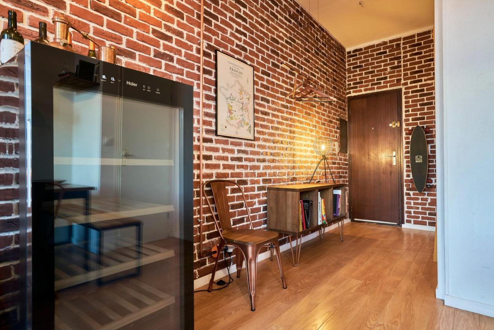 1 Bedroom Near Metro, Shops & Schools Apartment *